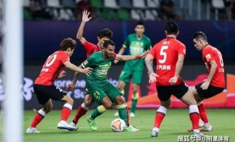 法甲，巴黎补时争议点球绝杀里昂，终结对手12连胜登顶积分榜引热议