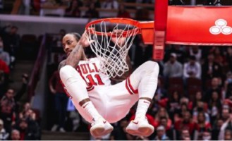  公牛德罗赞42分创联合中心球馆纪录